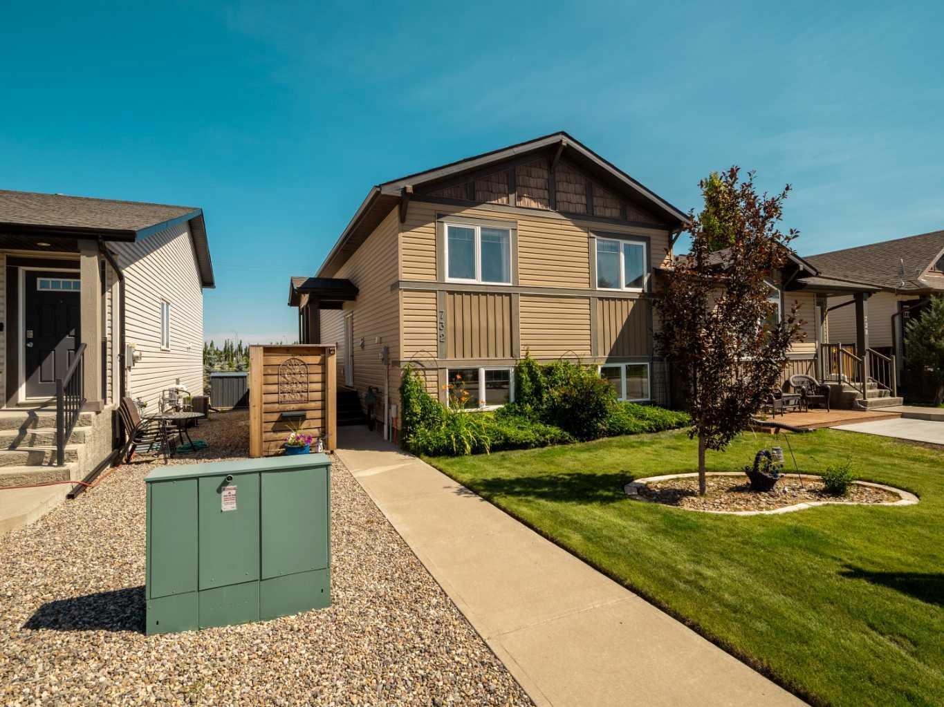 Property Photo: 732 Sunset Place AB T1M 0C5