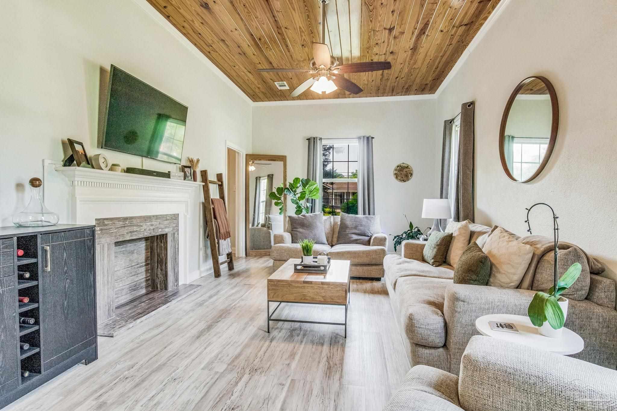 Property Photo: 1629 E Lakeview Ave FL 32503