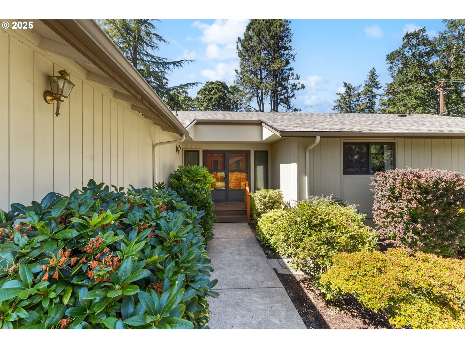 Property Photo: 311 E 50th Ave OR 97405