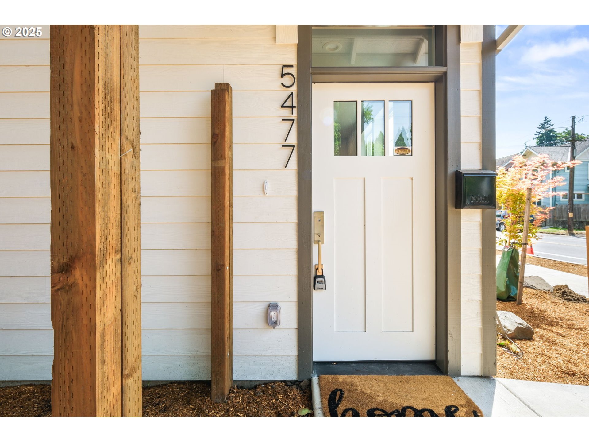 Property Photo:  5477 N Fessenden St  OR 97203 