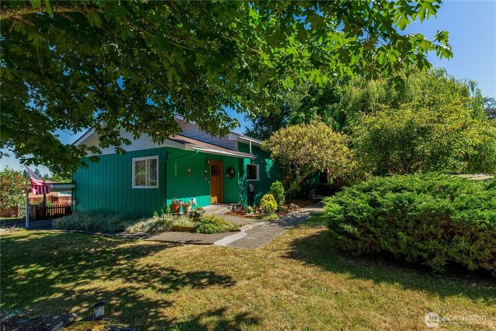 Property Photo:  1038 W Glenwood St  WA 98363 