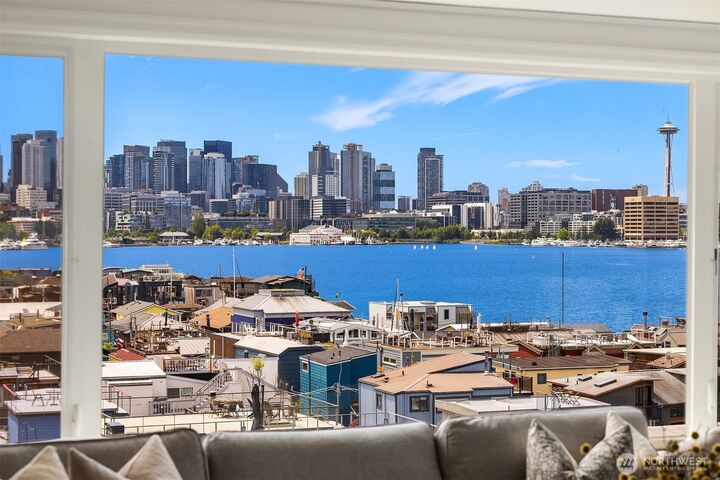 Property Photo:  2301  Fairview Avenue E 404  WA 98102