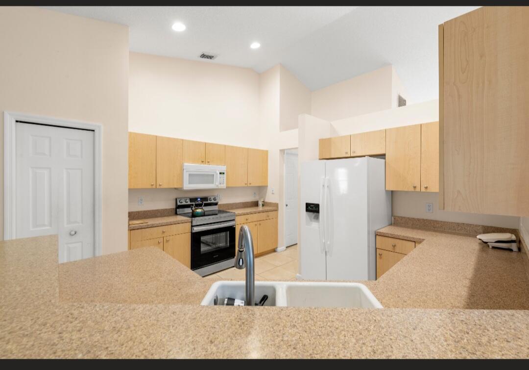 Property Photo: 2826 SW Ann Arbor Road FL 34953