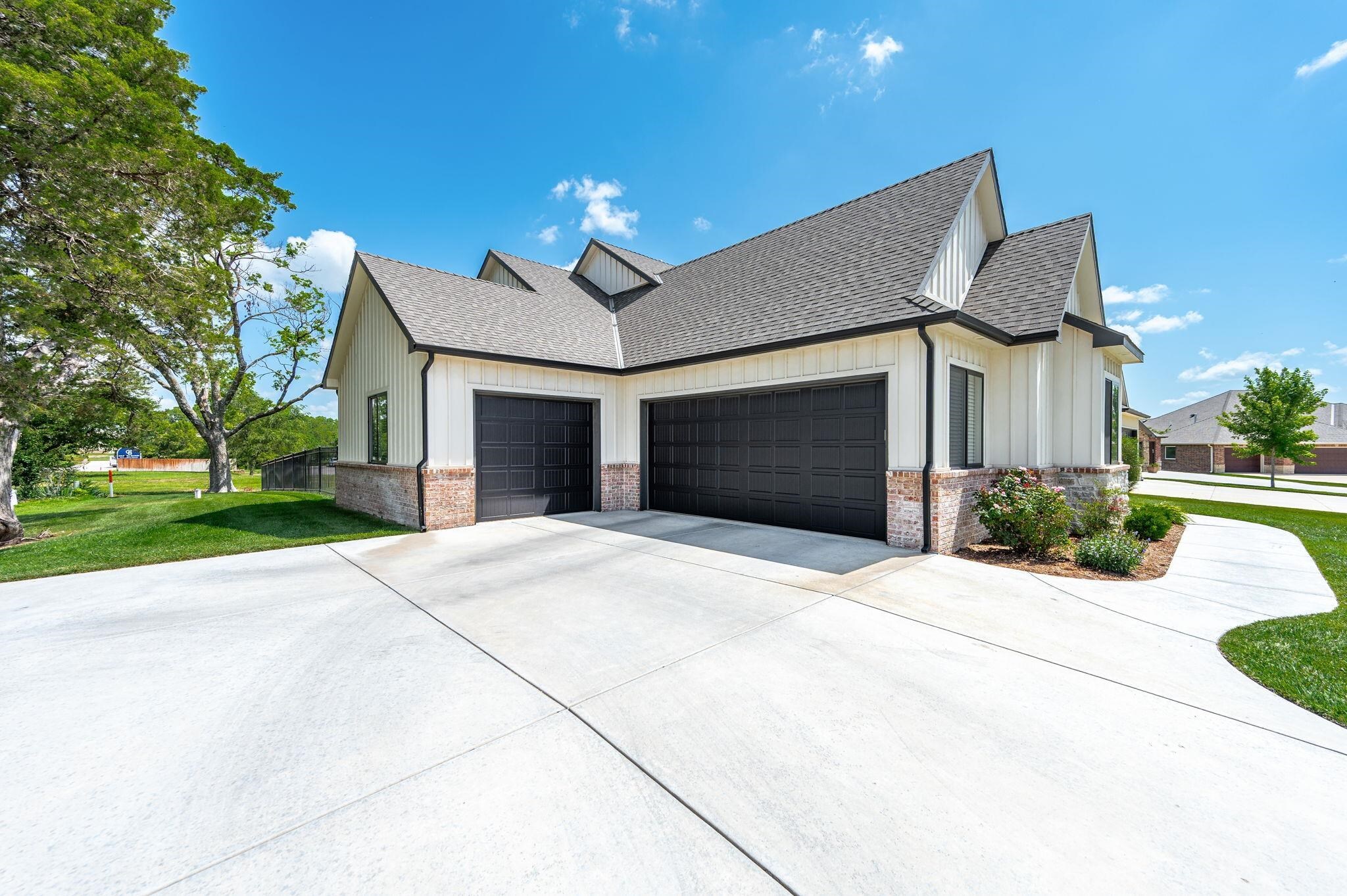 Property Photo: 396 N Jackson Heights Ct KS 67206