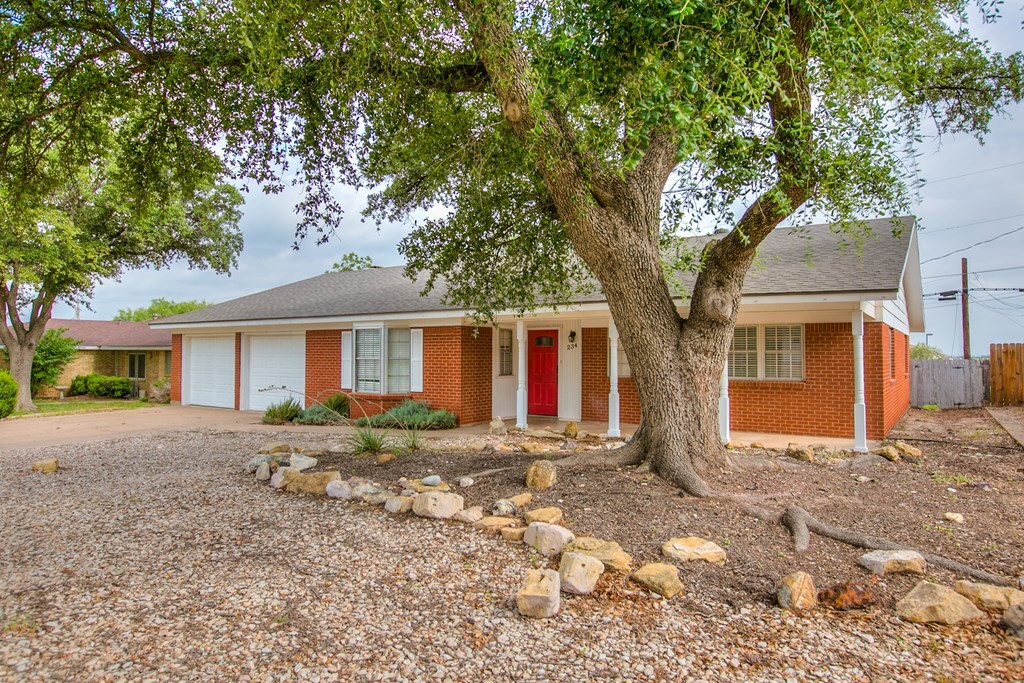 Property Photo: 234 Edgewood Dr TX 76903