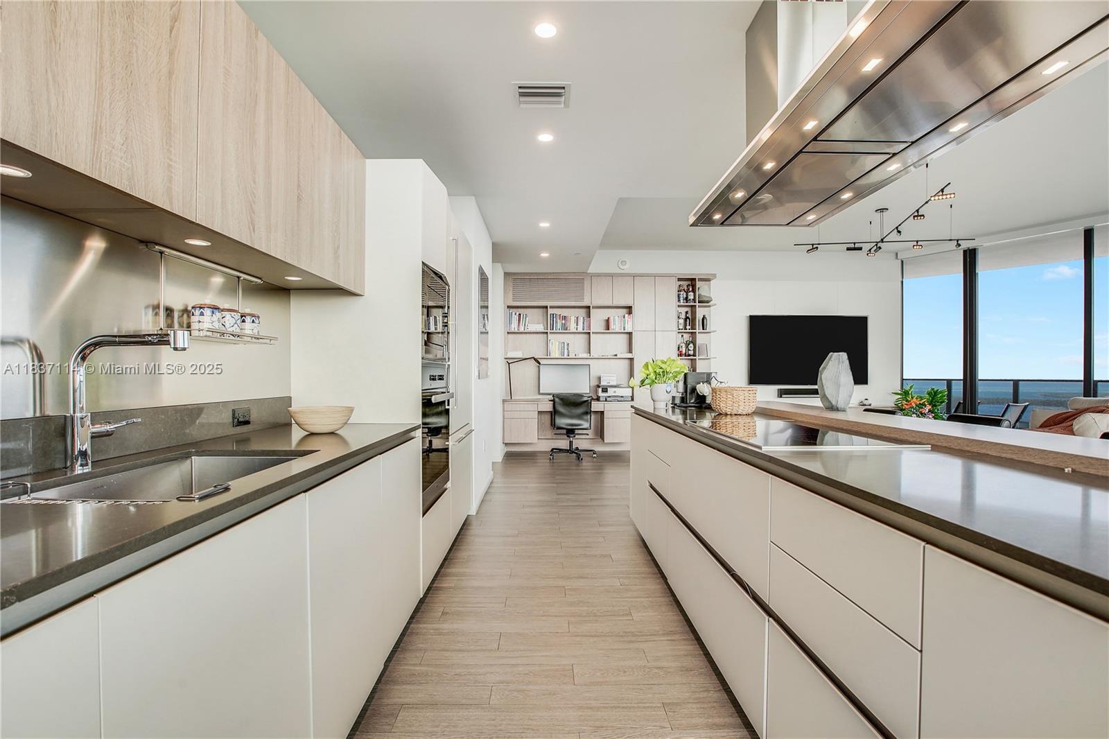 Property Photo: 1000 Brickell Plz Ph6002 FL 33131