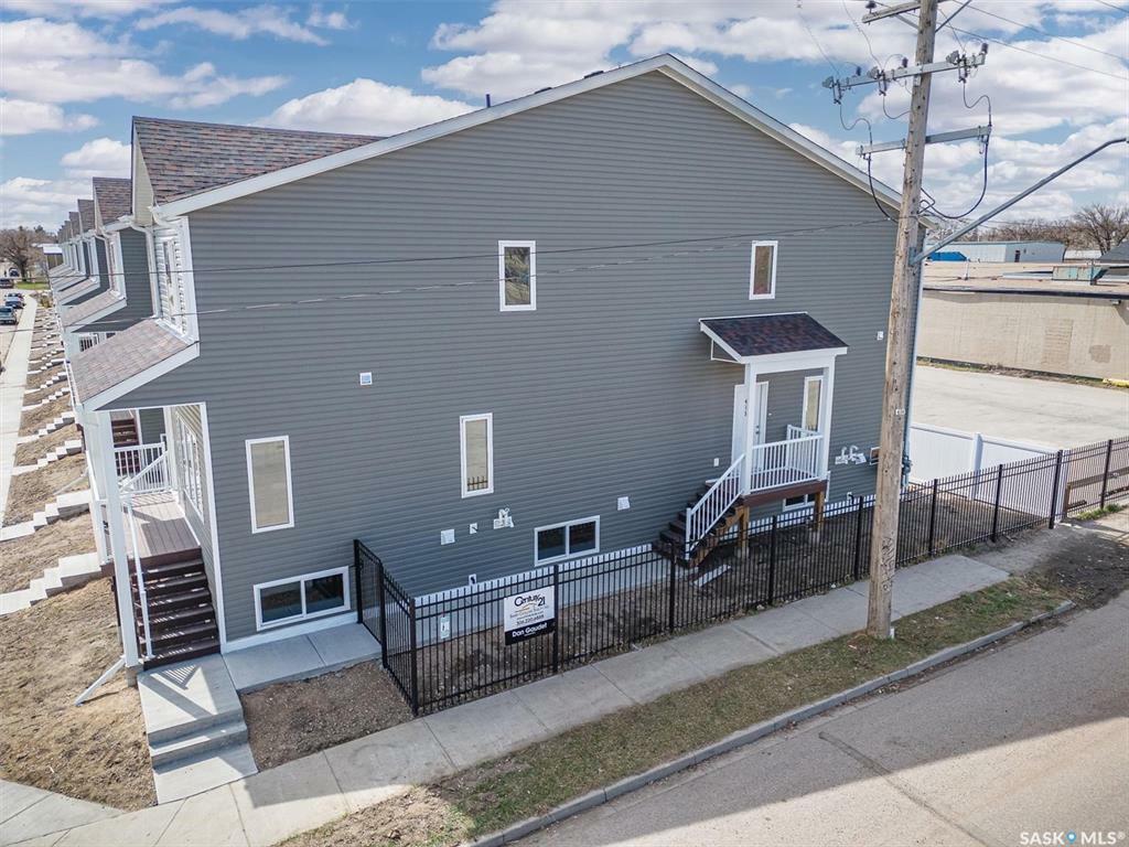 Property Photo: 419 L Avenue S SK S7M 5Y6