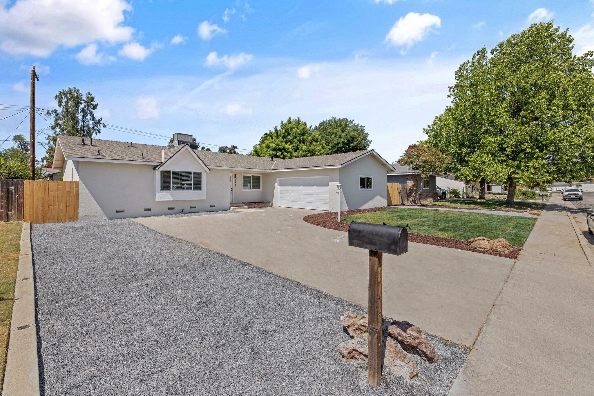 Property Photo: 1406 W Princeton Avenue CA 93277