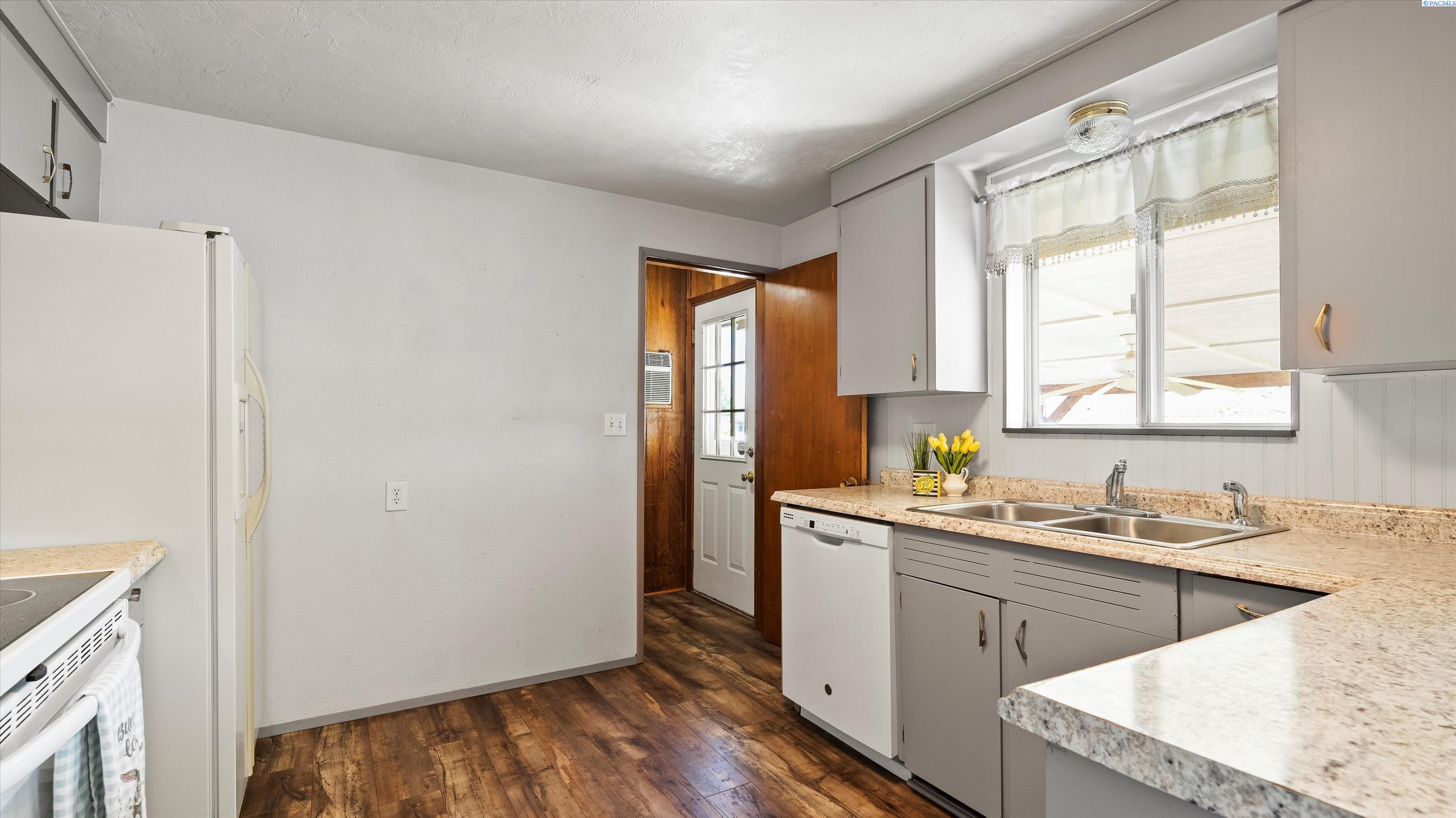 Property Photo: 3701 W Opal Place WA 99301-2136