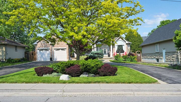 Photo de la propriété:  3531 Garrard Road  ON L1R 3L1 
