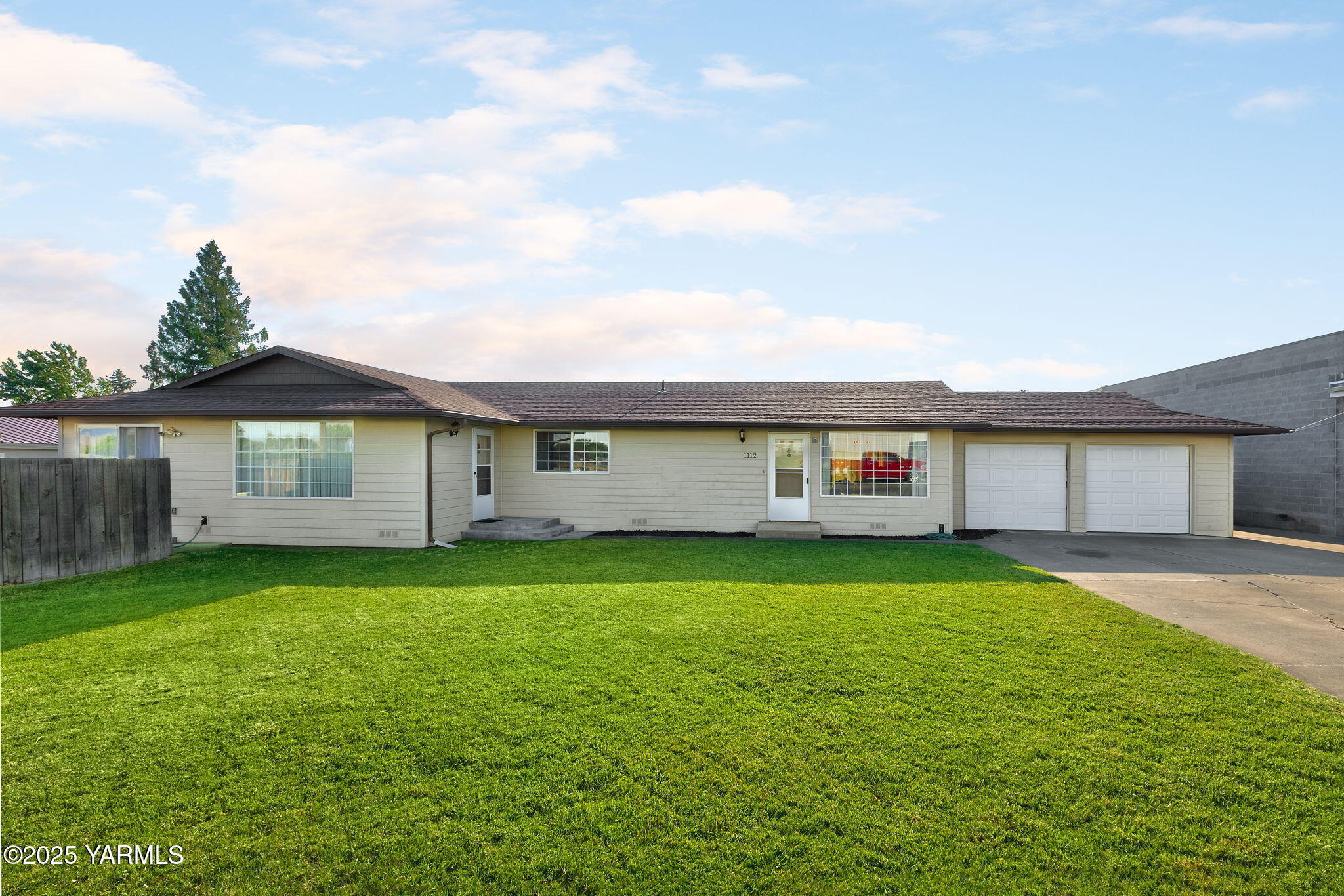 Property Photo:  1112 S 38th Ave A &Amp B  WA 98902 
