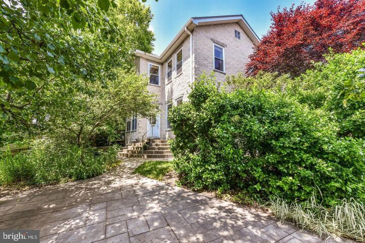 Property Photo: 2222 N Emerson Street VA 22207
