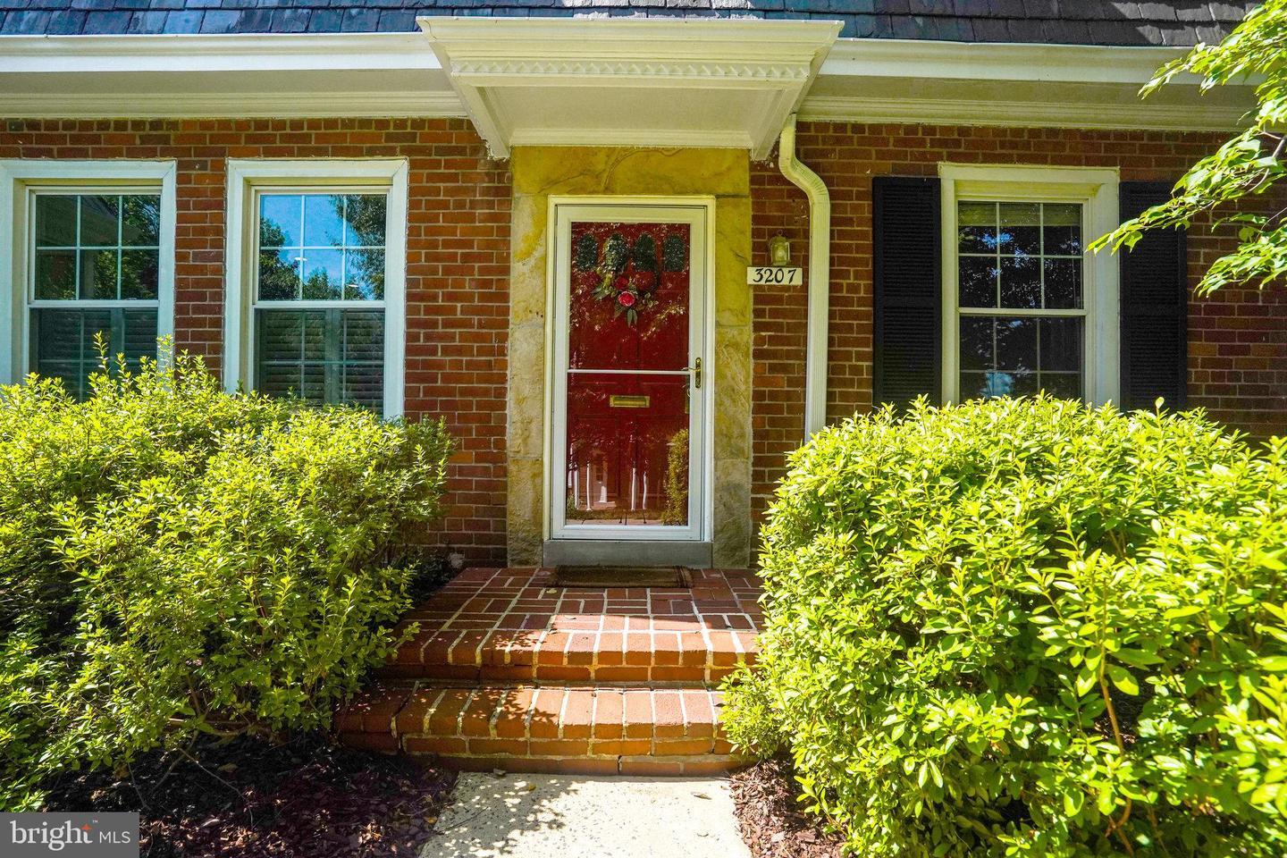 Property Photo: 3207 S Stafford Street VA 22206