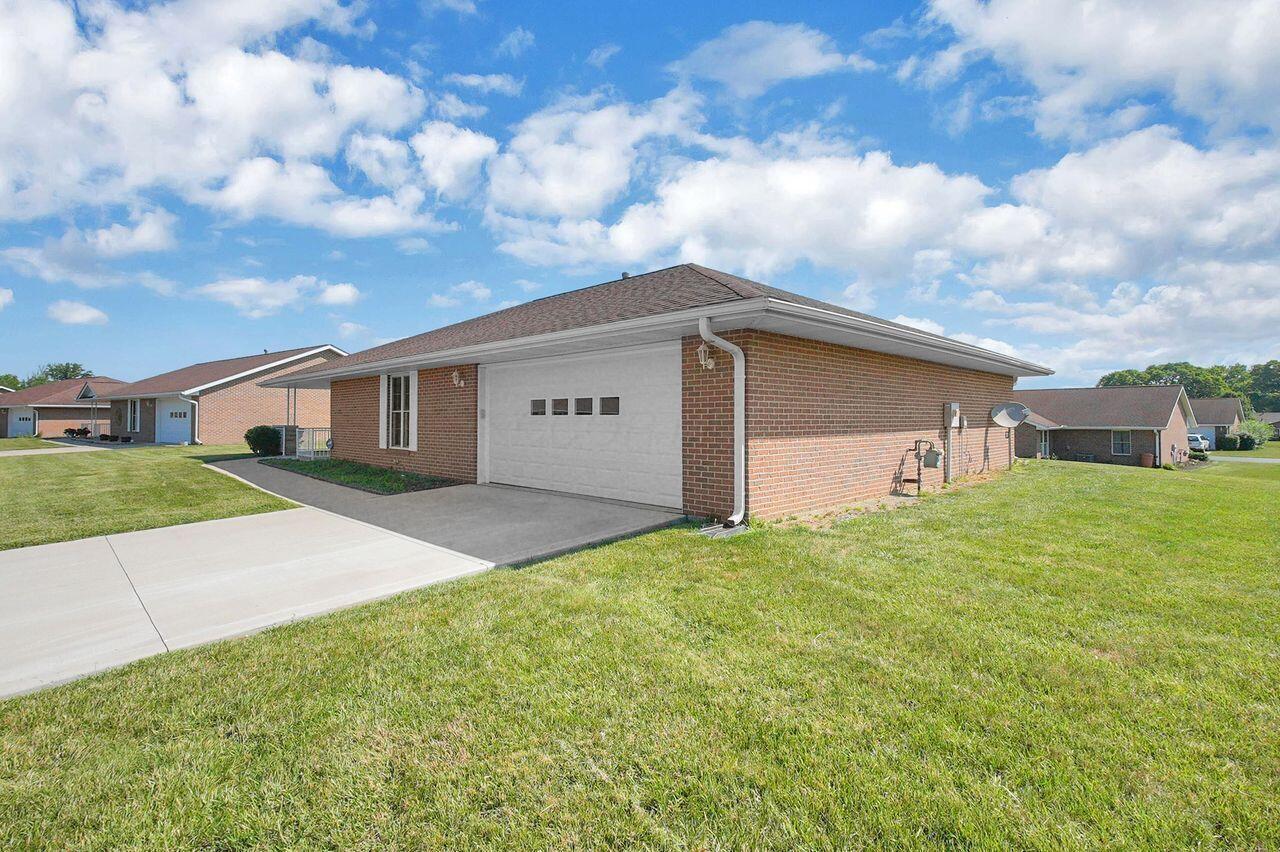 Property Photo: 406 Aarika Drive OH 43162