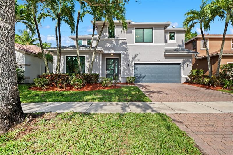 Property Photo: 4440 E Seneca Ave FL 33332