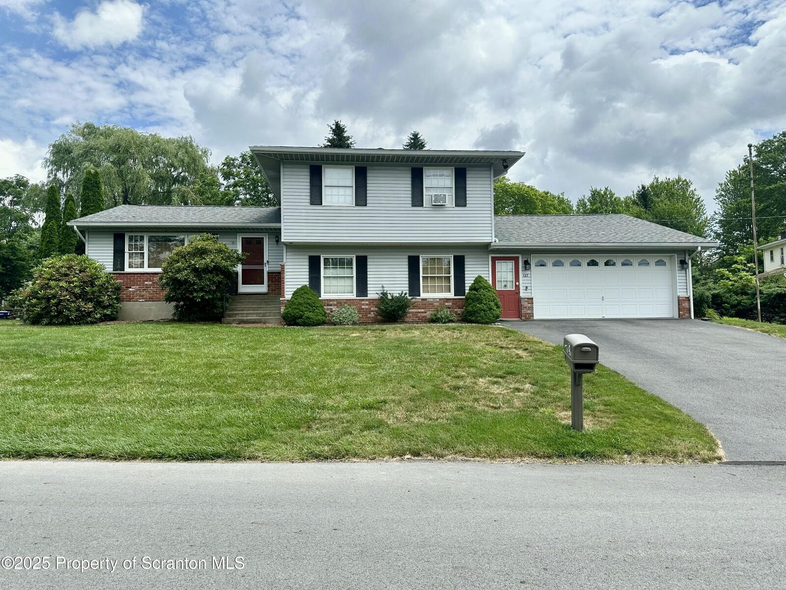 Property Photo: 127 Edgewood Drive W PA 18411