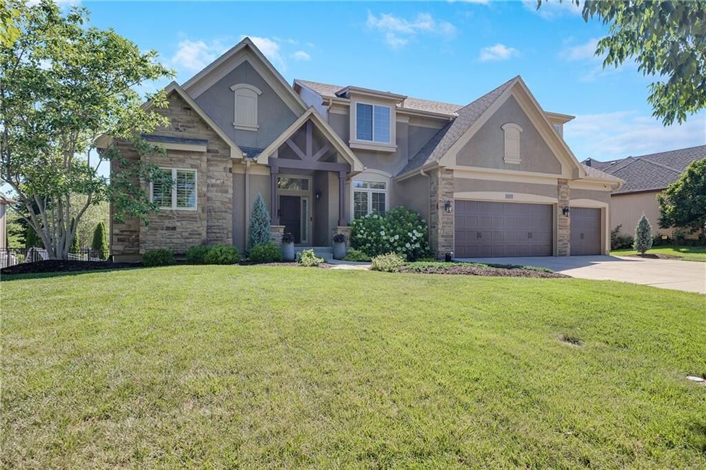 Property Photo: 1637 NE Woodland Shores Drive MO 64086