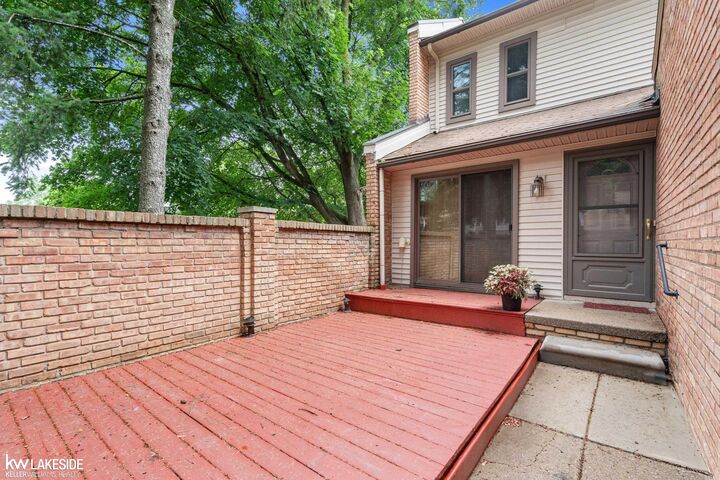 Property Photo:  368 Willow Grove Lane  MI 48307 