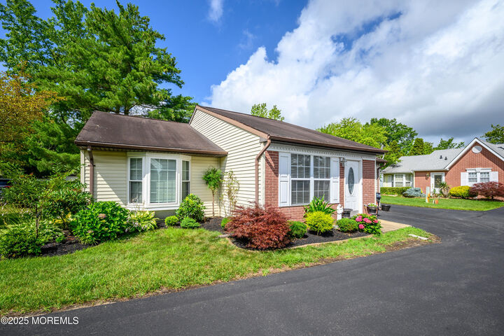 Property Photo:  17 Linton Close  NJ 07728 