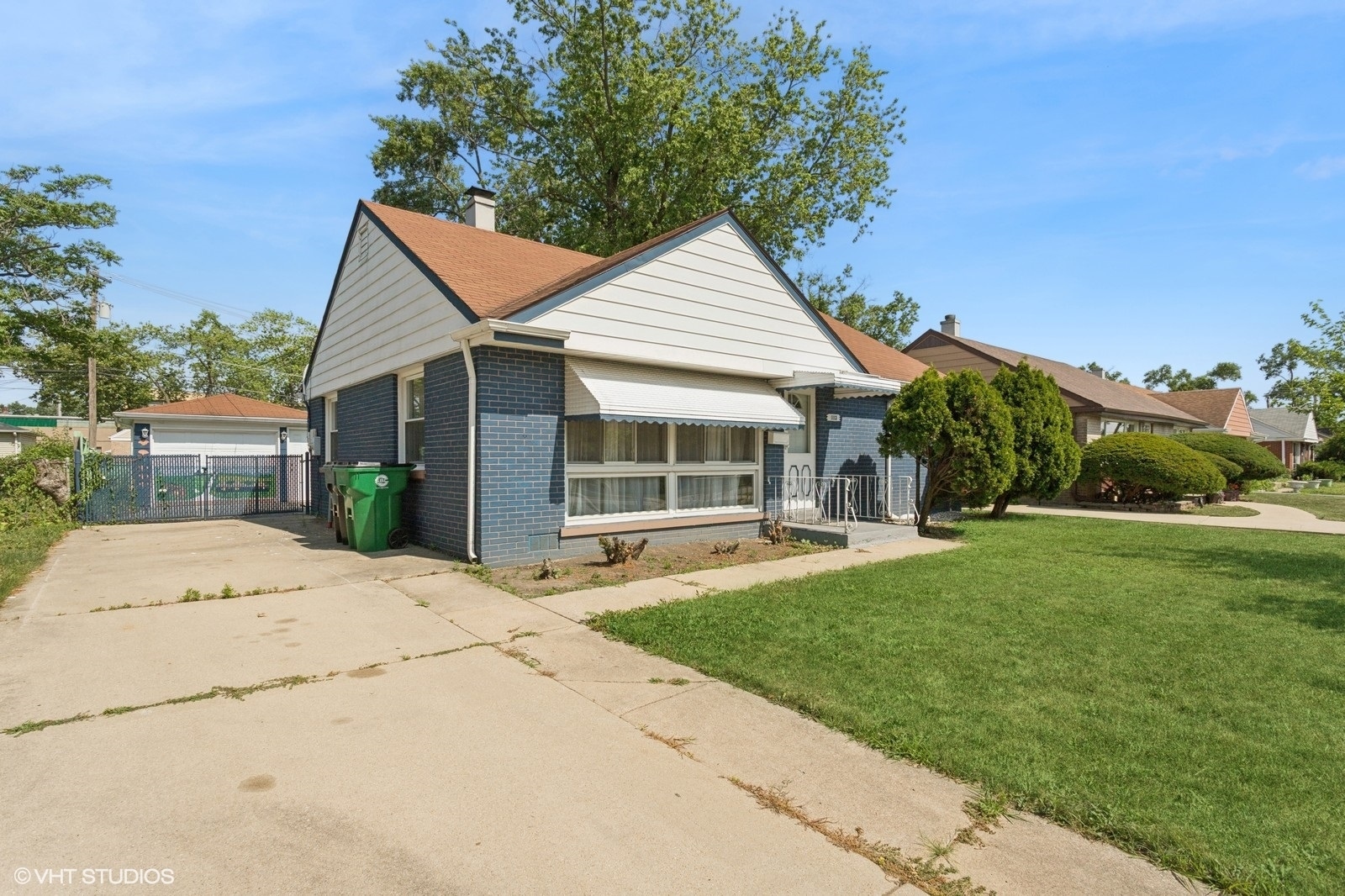 Property Photo: 1113 Bristol Avenue IL 60154