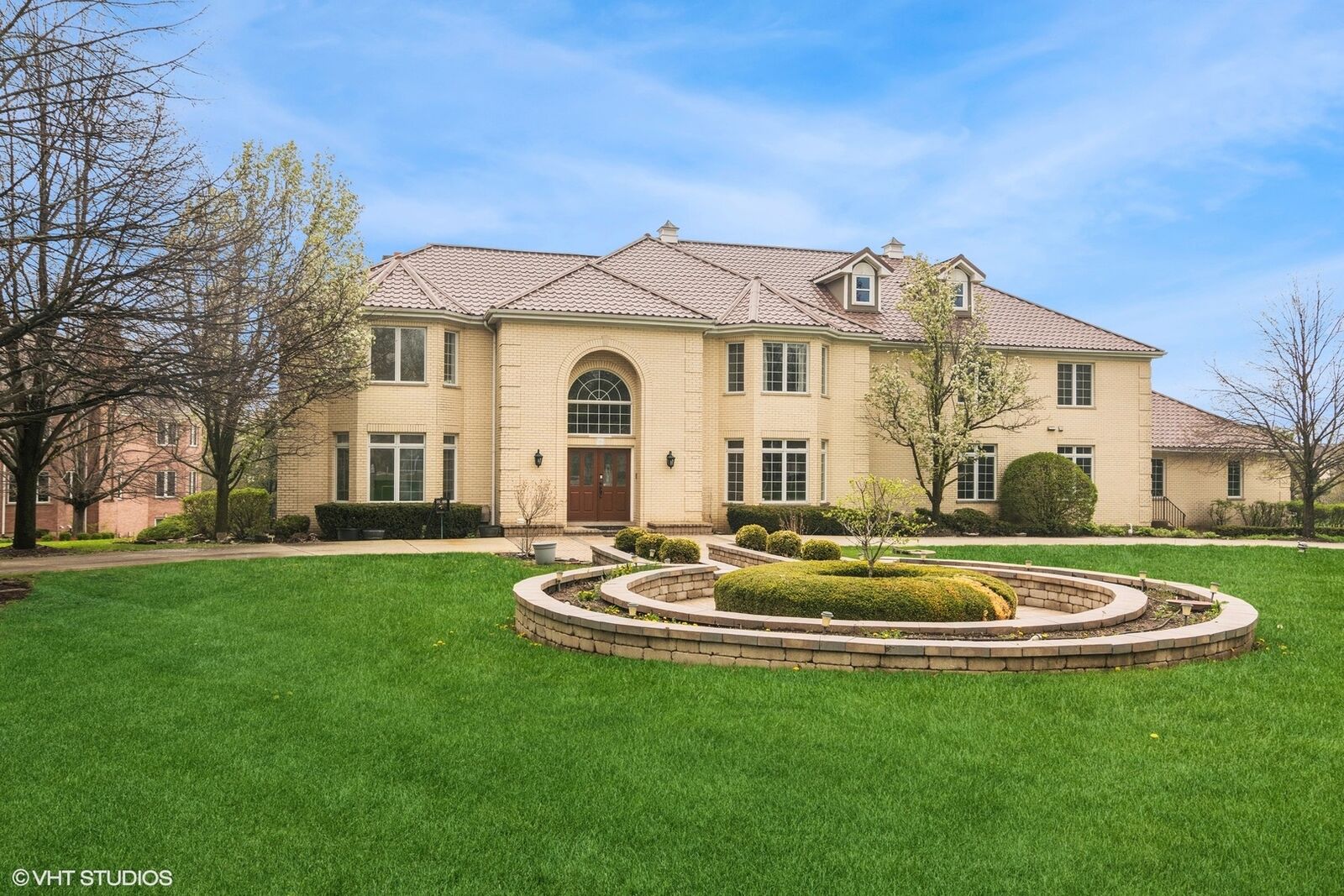 Property Photo:  16 Forest Lane  IL 60010 