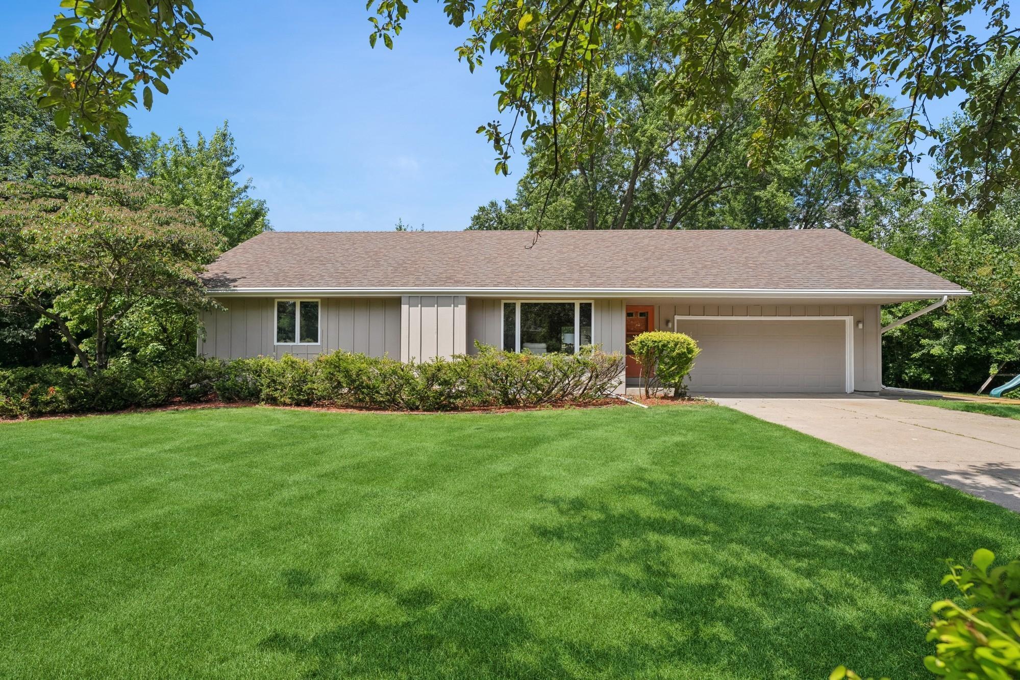 Property Photo:  2801 Black Oaks Lane N  MN 55447 
