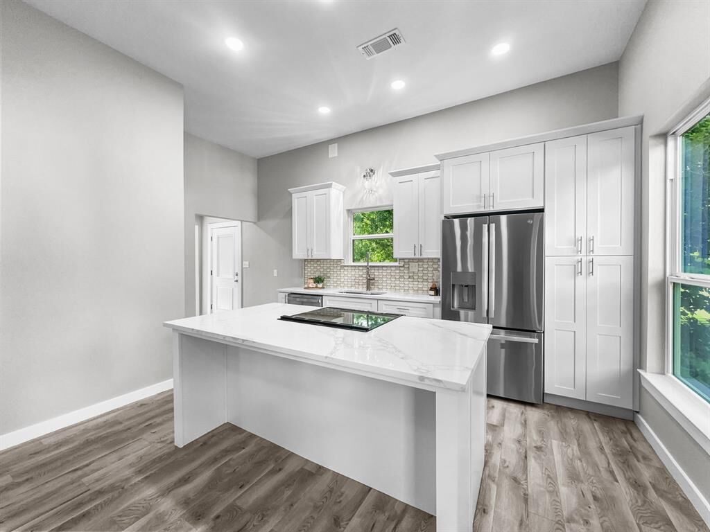 Property Photo:  609 North Avenue  TX 76273 