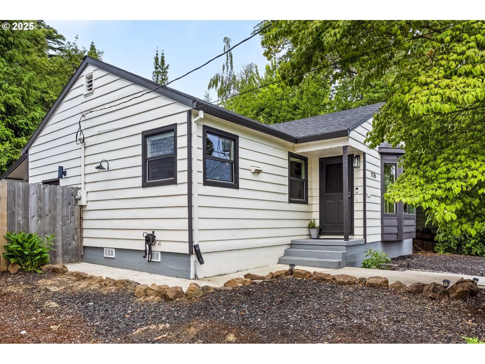 Property Photo: 1735 SW Troy St OR 97219