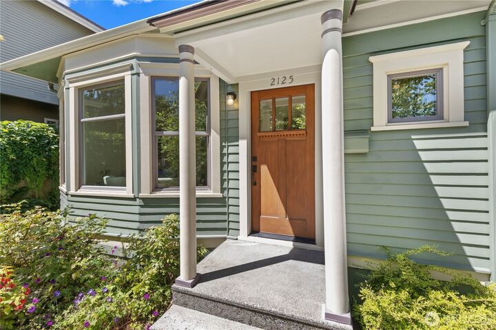 Property Photo:  2125  4th Avenue W  WA 98119 