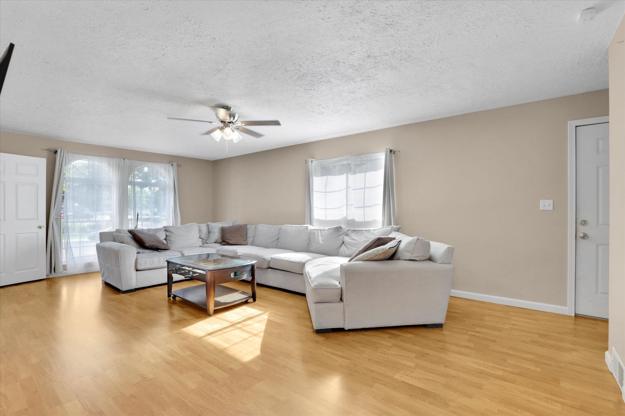 Property Photo: 2911 E Augusta Ave WA 99207