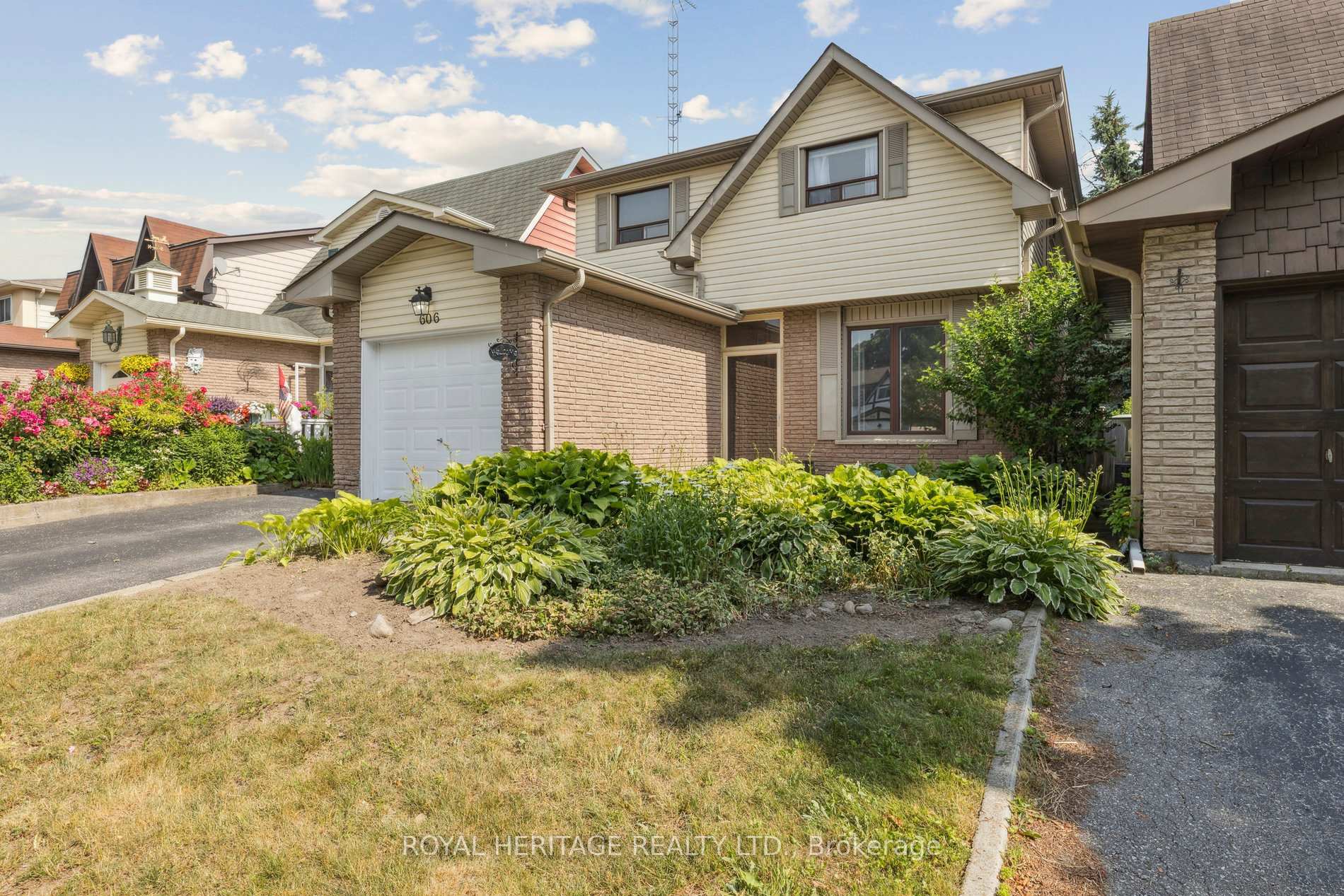 Photo de la propriété: 606 Stonebridge Lane ON L1W 3B3