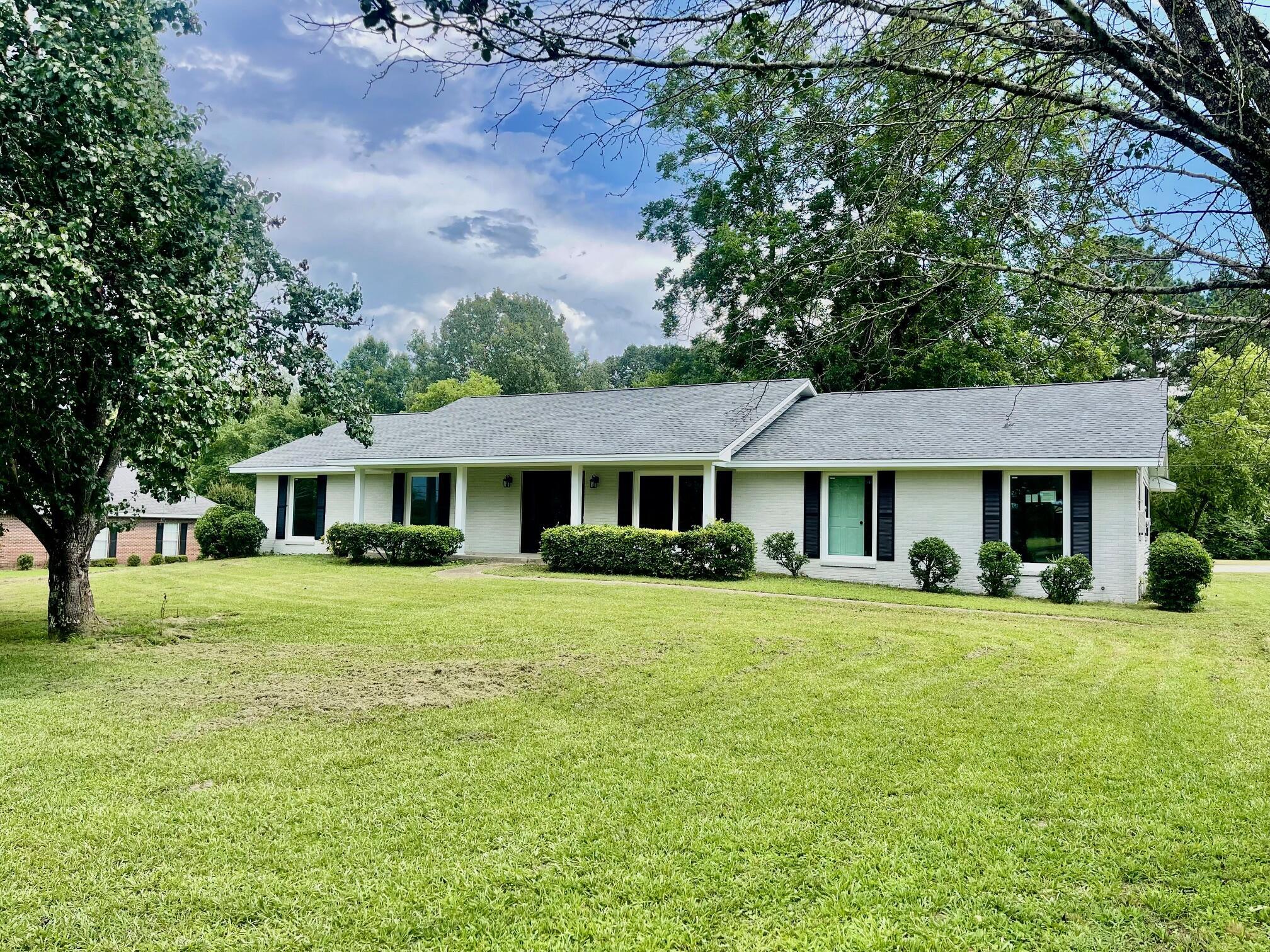 Property Photo: 1410 Pinecrest Rd MS 39759