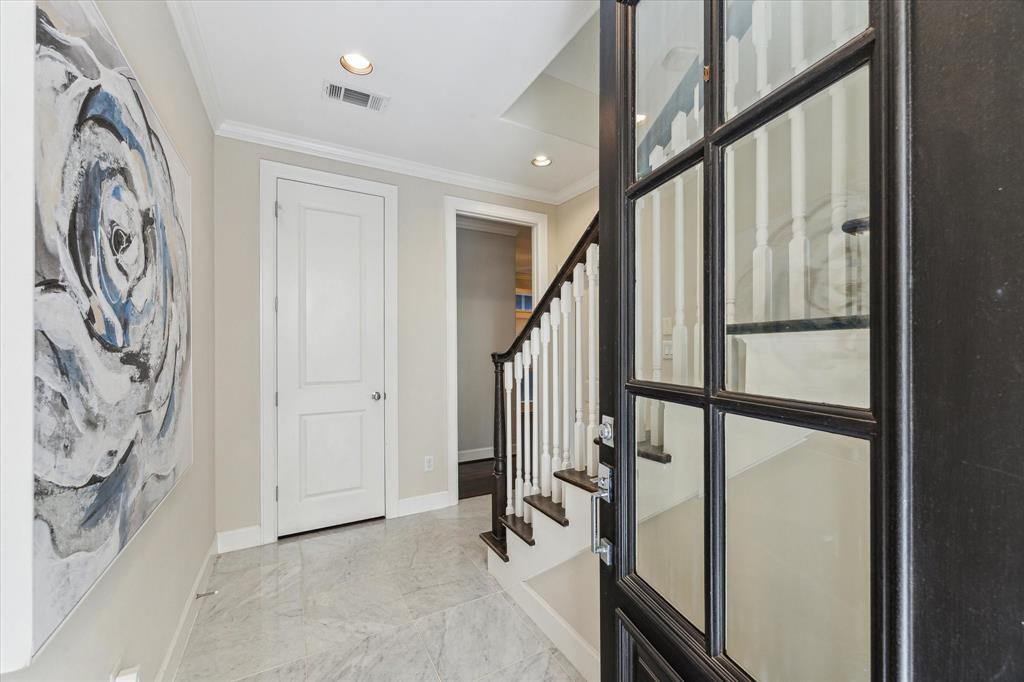 Property Photo: 521 W Bell Street TX 77019