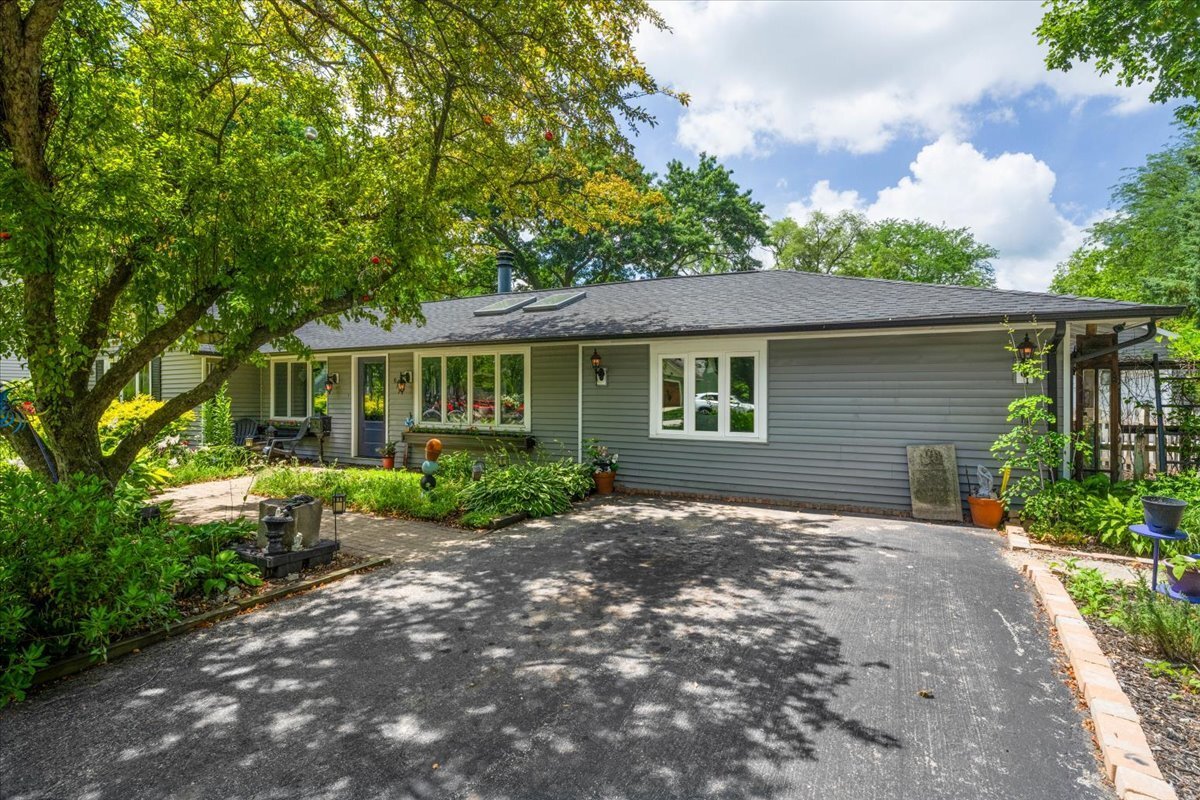 Property Photo:  911 S 7th Street  IL 60174 