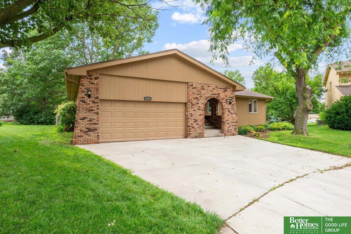 Property Photo: 4706 N 112 Circle NE 68164-9999