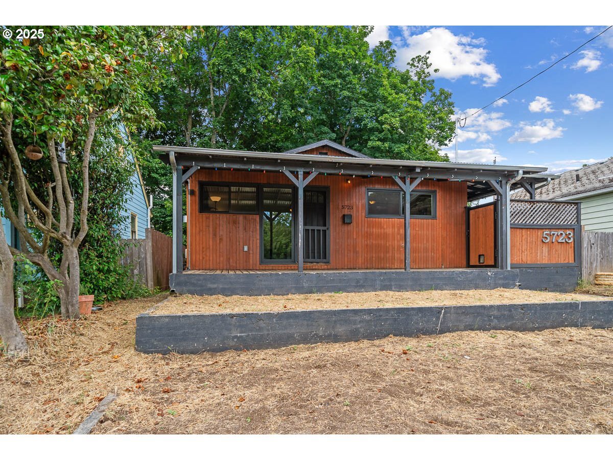 Property Photo: 5723 SE Francis St OR 97206