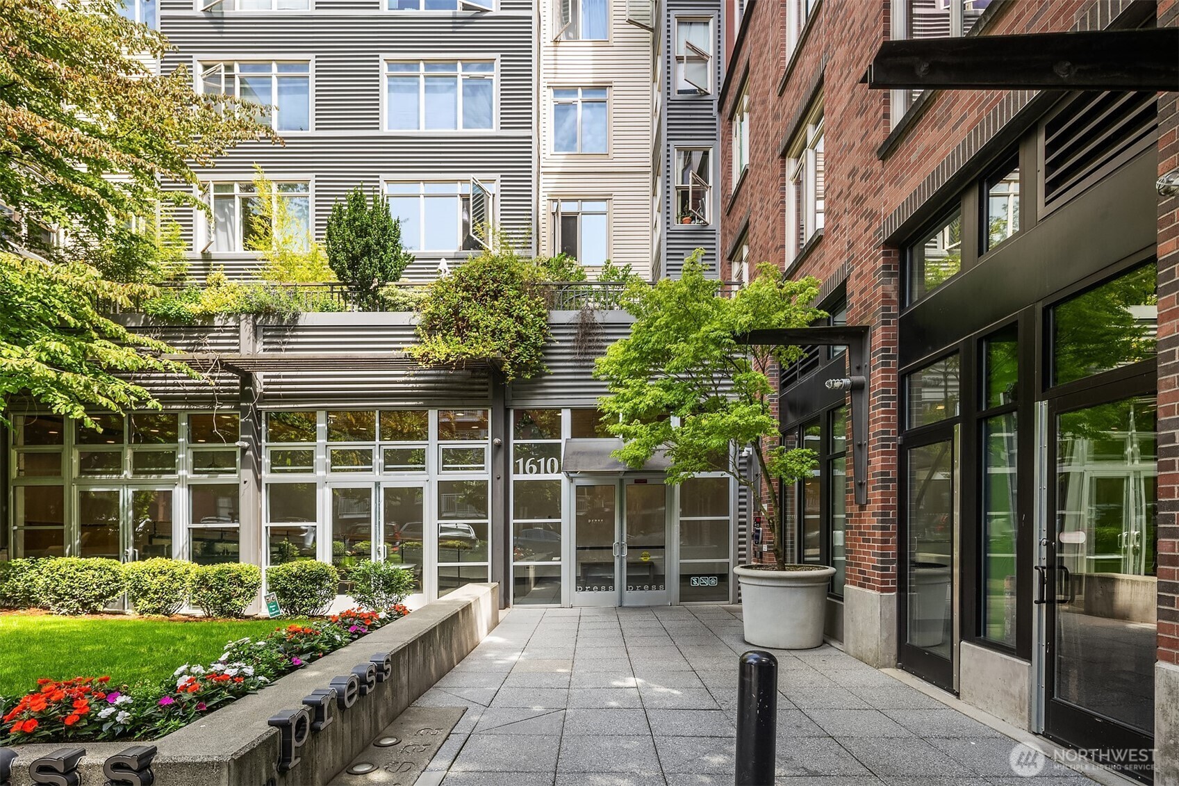 Property Photo: 1610 Belmont Avenue 314 WA 98122