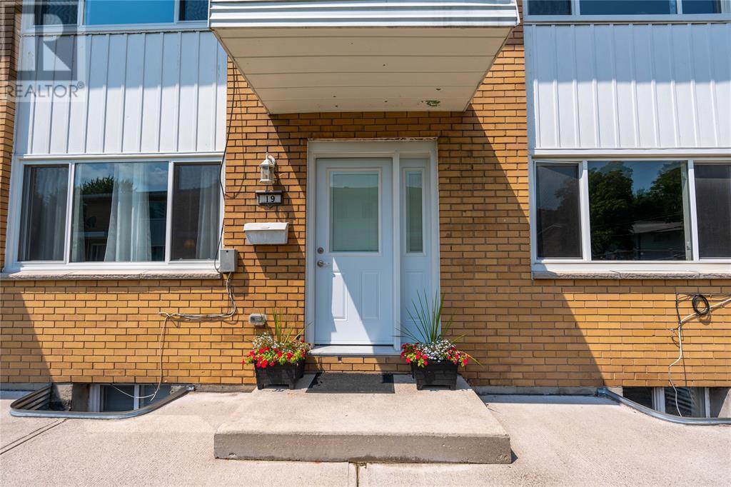 Property Photo: 816 Wellington Street 19 ON N7T 1J5