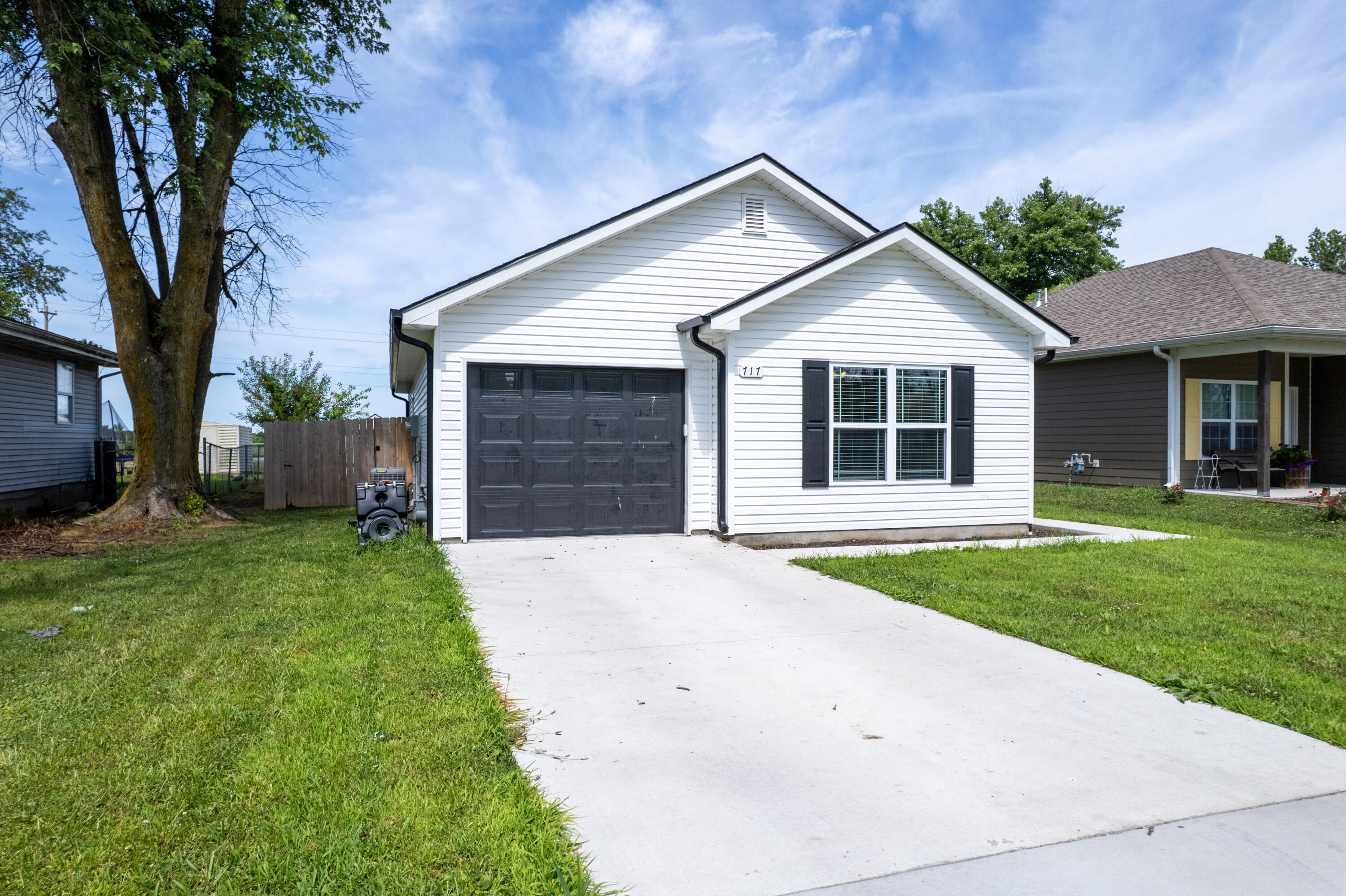 Property Photo: 717 S Central St MO 65240
