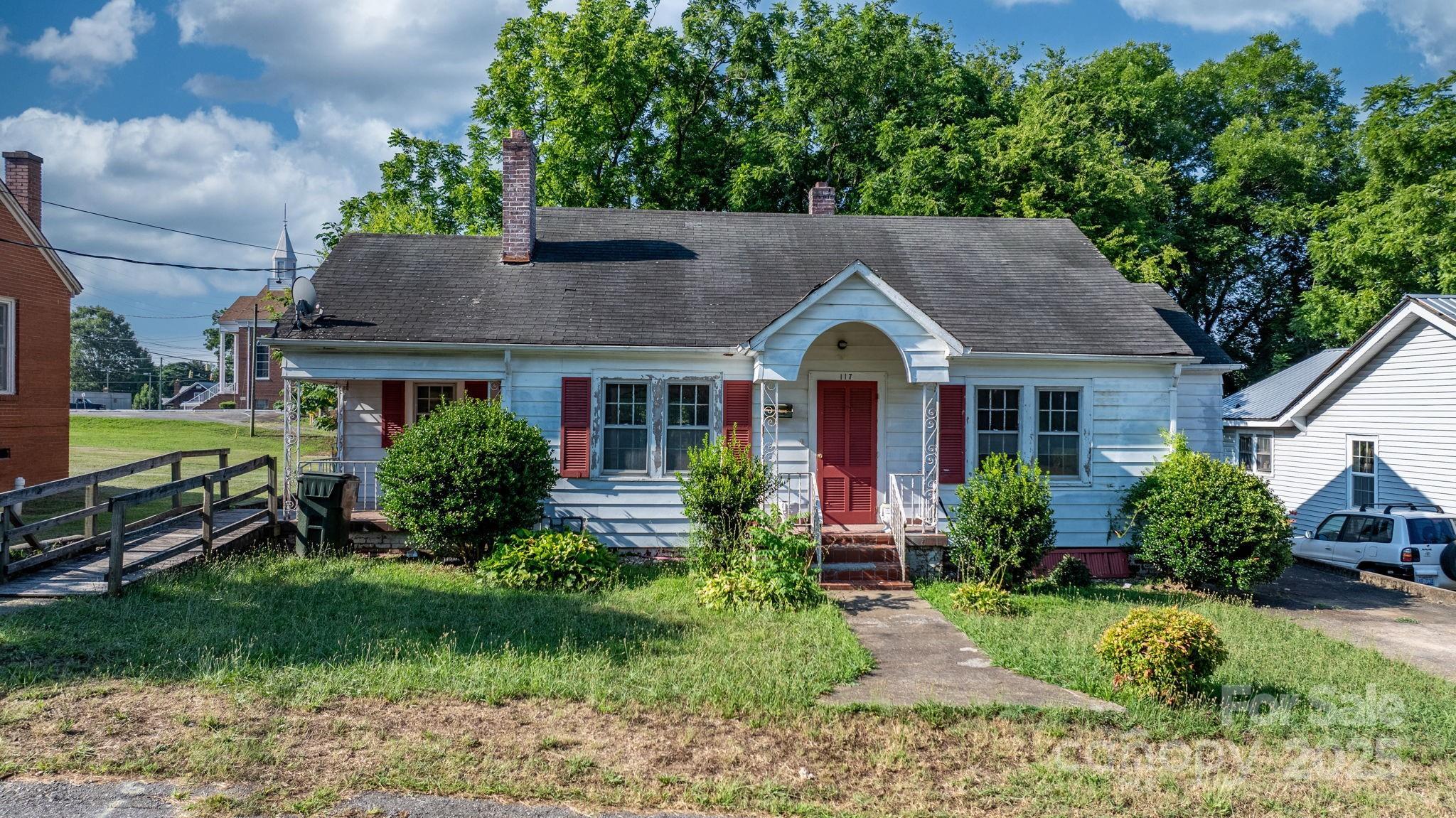 Property Photo: 117 3rd Avenue SW NC 28602