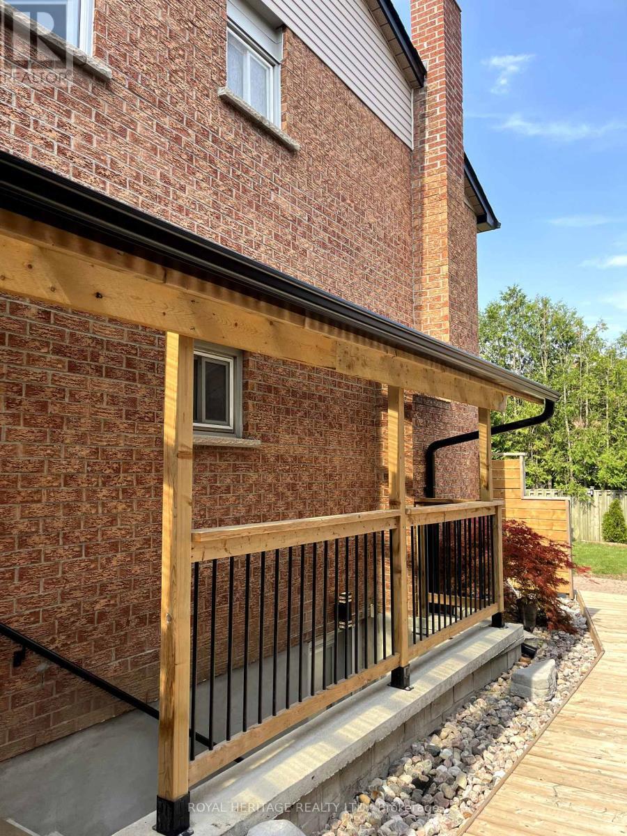 Photo de la propriété: 1020 Benton Crescent ON L1X 1N3