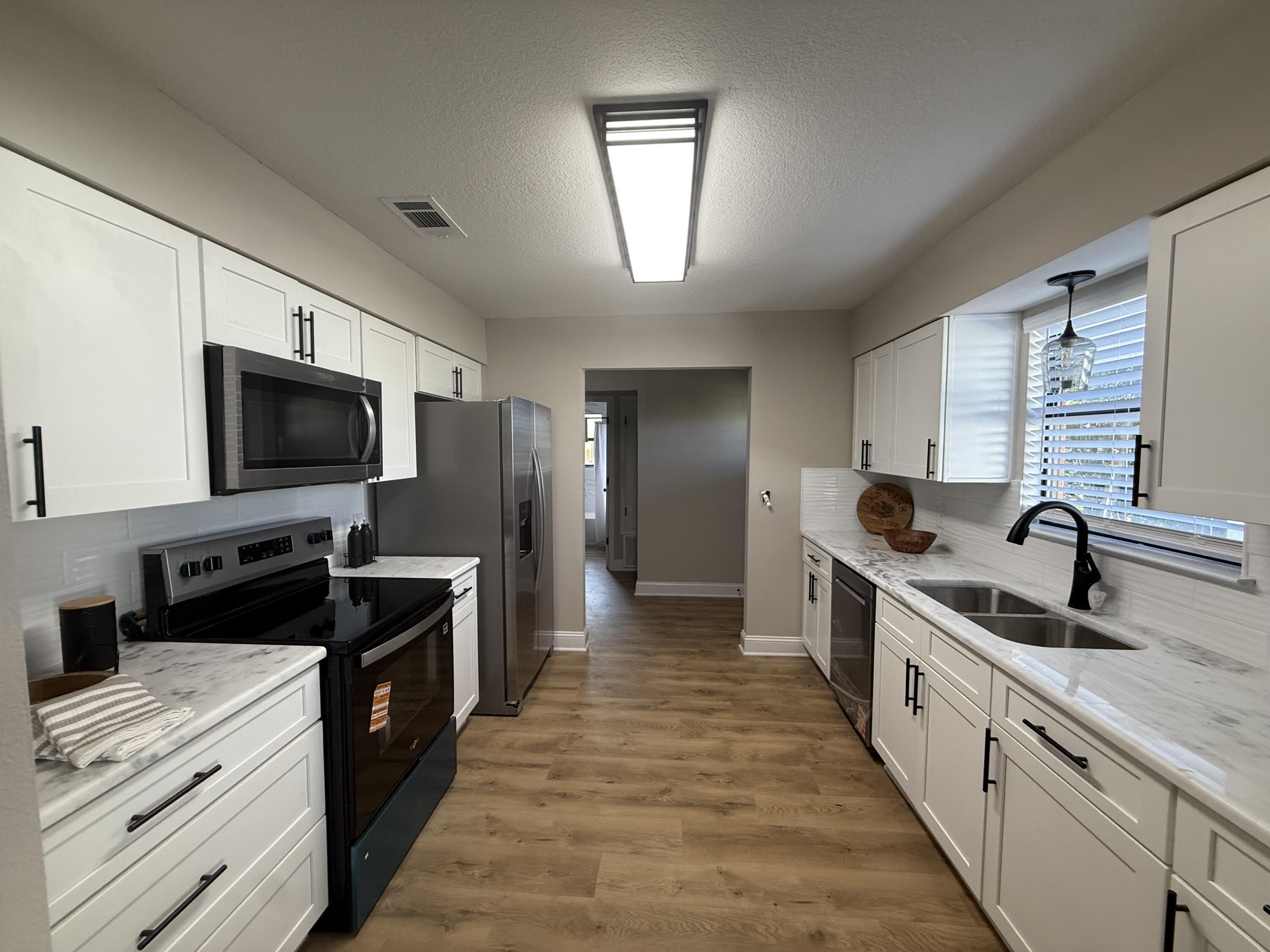 Property Photo: 1112 Airport Road FL 32541