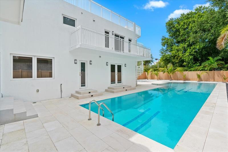 Property Photo: 257 SW 32nd Rd FL 33129