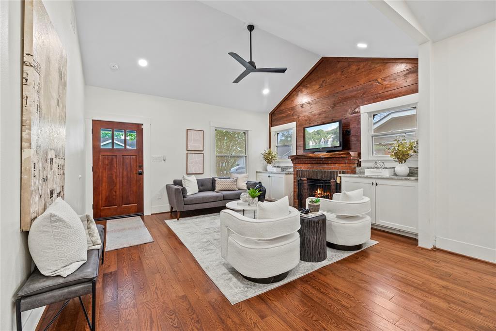 Property Photo: 815 W Cottage Street TX 77009