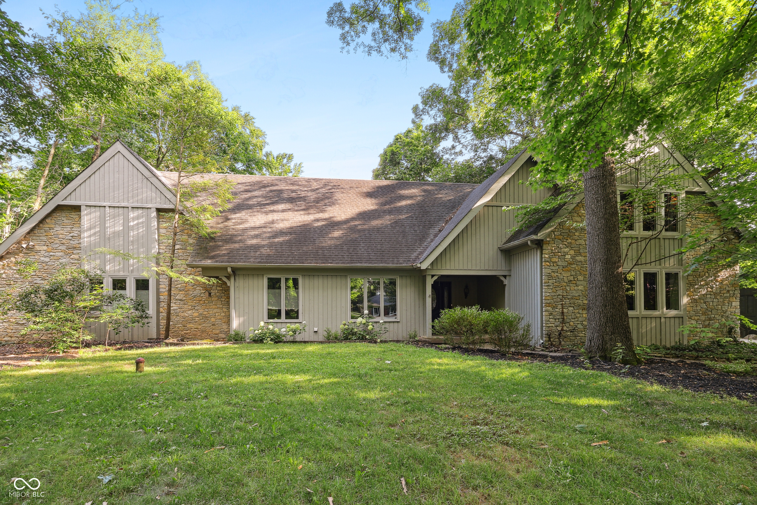 Property Photo: 118 White Horse Lane IN 46038