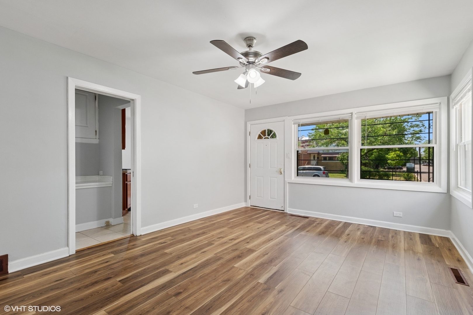 Property Photo: 5821 N California Avenue IL 60659