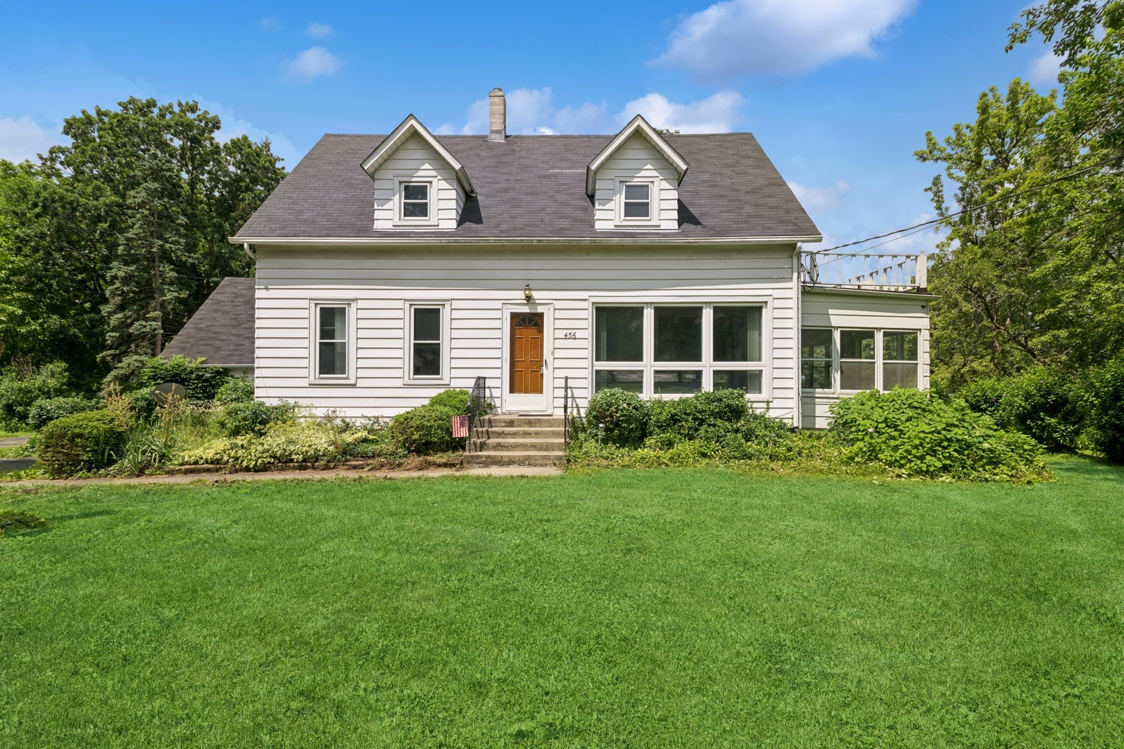 Property Photo: 456 Grove Street IL 60191