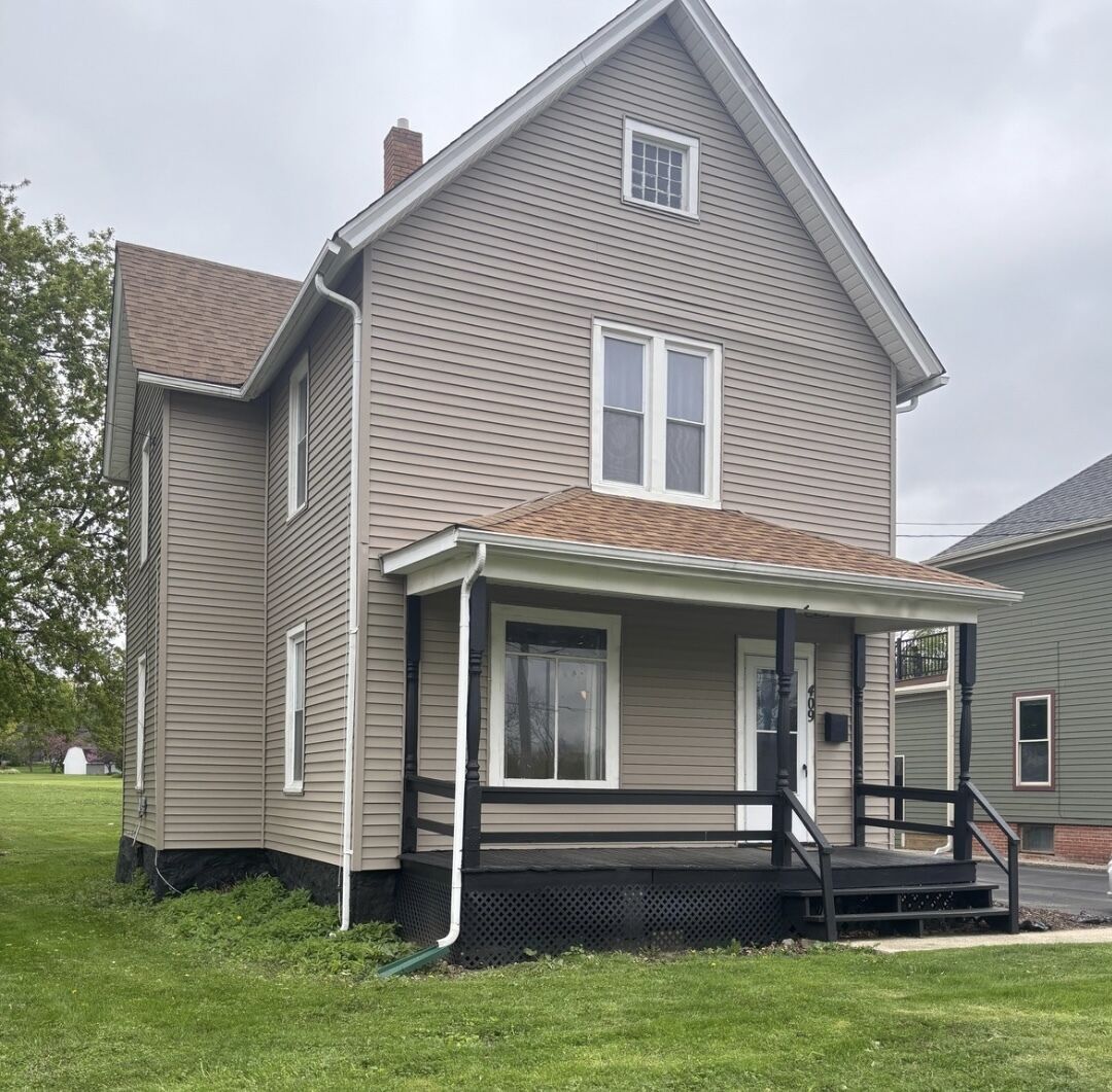 Property Photo: 409 Washington Street IL 60098