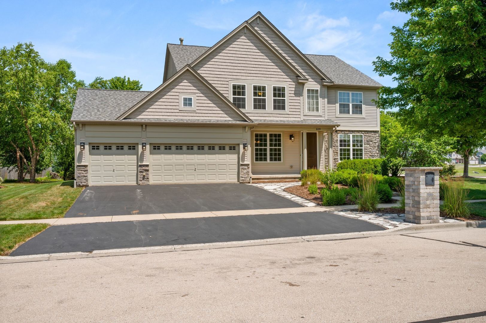 Property Photo:  619 Northgate Drive  IL 60178 
