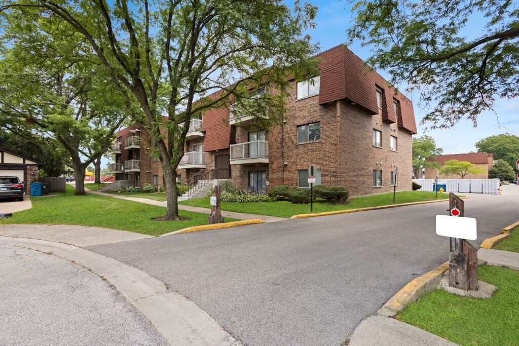 Property Photo:  707 W Central Road 2C6  IL 60056 